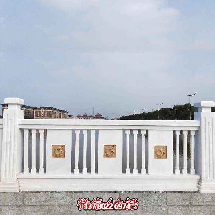 “羅馬柱式漢白玉歐式欄桿，為河道邊裝飾和防護(hù)”