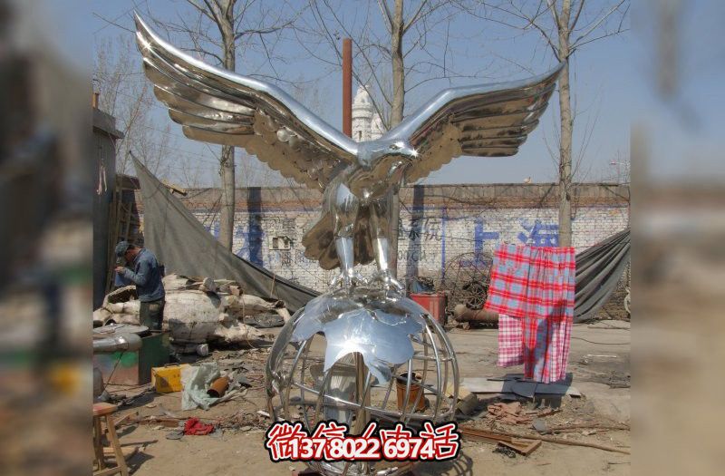 休息時刻，欣賞不銹鋼老鷹雕塑