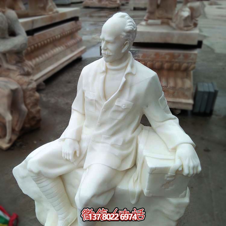 以白求恩精神為原型，漢白玉雕刻的護(hù)士坐姿雕塑