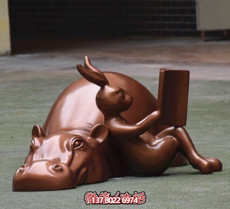 玻璃創(chuàng)意海馬雕塑，擺放于場(chǎng)內(nèi)，點(diǎn)綴你的生活