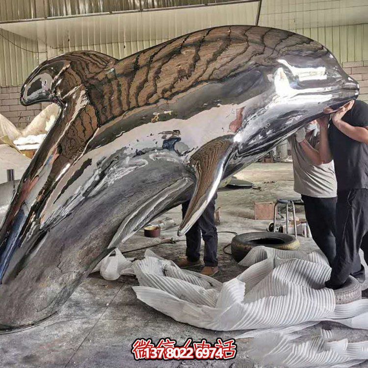 大型抽象鏡面不銹鋼鯨魚，展現(xiàn)室外精彩生活