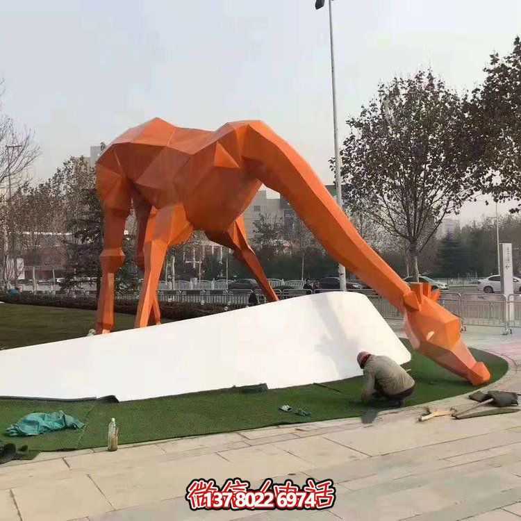 城市廣場(chǎng)戶外草地?cái)[放大型玻璃鋼幾何吃草長頸鹿動(dòng)物雕塑