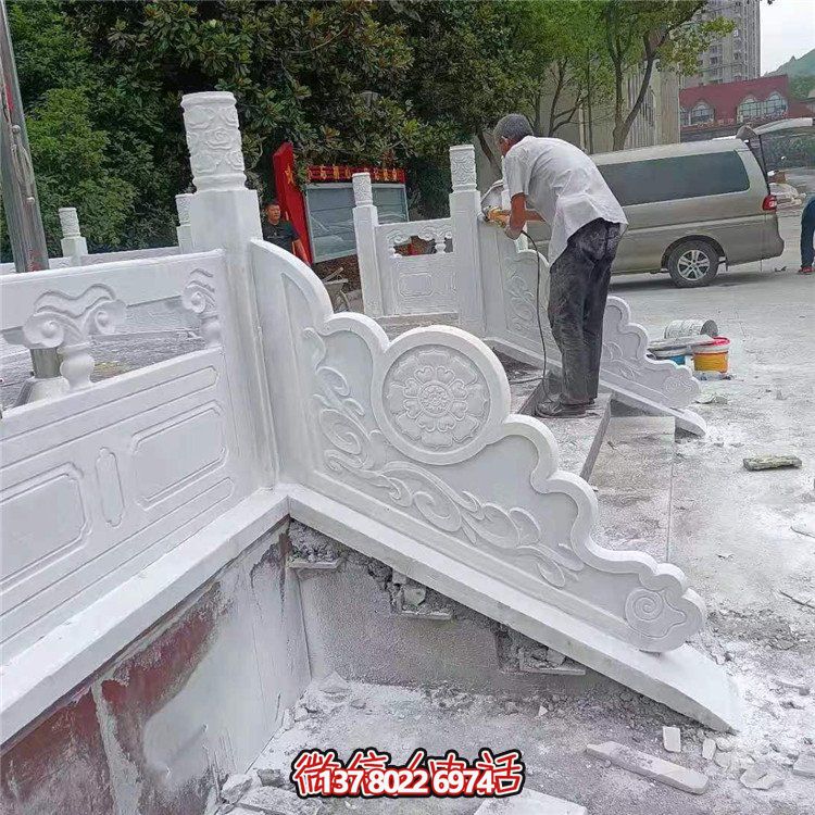 漢白玉旗臺(tái)欄板欄桿安裝，細(xì)節(jié)打磨處理