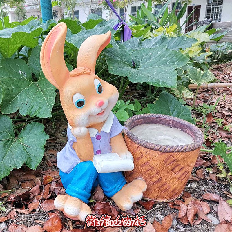 圖書(shū)館一只寫(xiě)作的玻璃鋼兔子雕塑