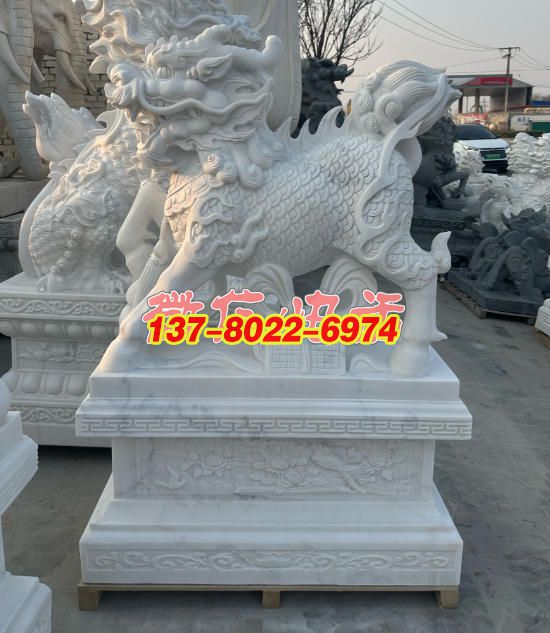 漢白玉麒麟景觀雕塑：祥瑞之姿，石雕藝術(shù)的璀璨綻放