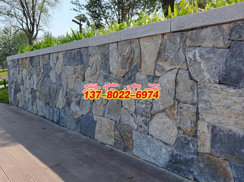 景石碎拼景觀墻：自然與藝術(shù)交融的景觀雕塑，石雕工藝的質(zhì)樸美學(xué)呈現(xiàn)