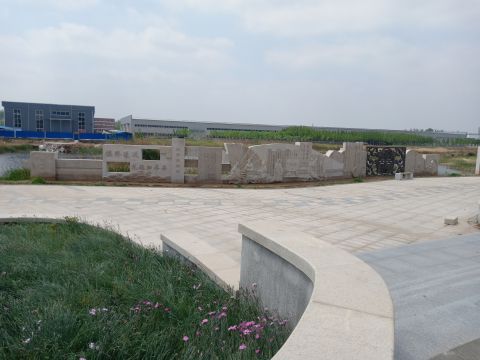 蘆葦湖景墻：鳴琴戴星，長(zhǎng)26米，高2