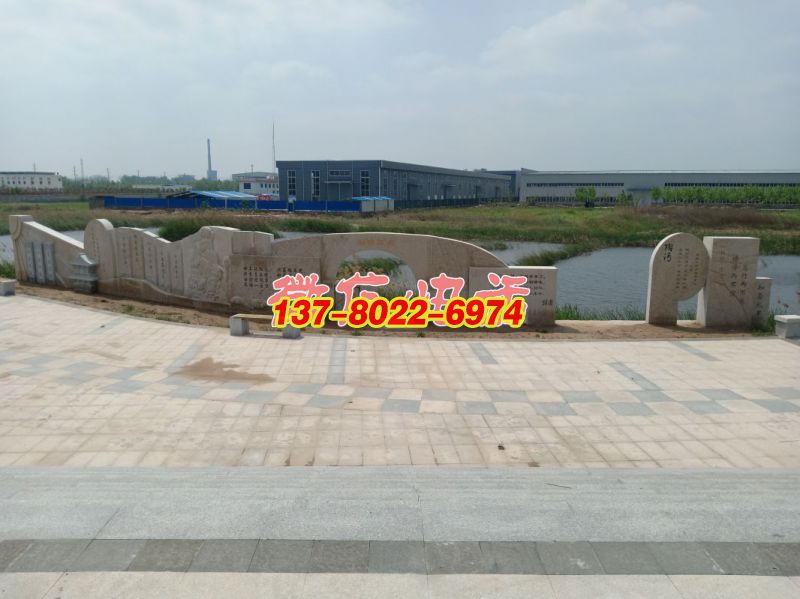 蘆葦湖景墻：半月臺(tái)四君子，長(zhǎng)30米，高2